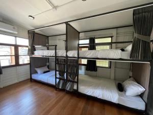 Green Cabin Hostel客房内的一张或多张床位