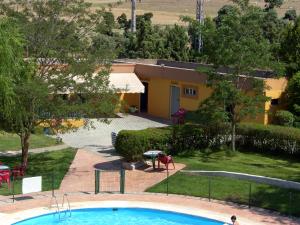 The swimming pool at or close to Hotel Cuatro Calzadas