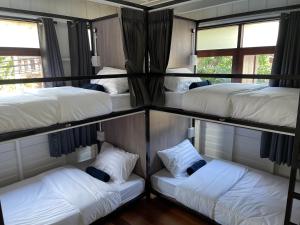 Green Cabin Hostel客房内的一张或多张床位