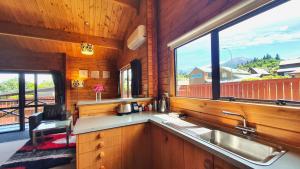cocina con fregadero y ventana grande en Hanmer's Coziest, en Hanmer Springs