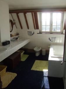 ウィッサンにあるMaison de charme à Wissantの浴槽、洗面台、トイレを備えたバスルーム +12枚の写真