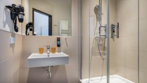 Koupelna v ubytování Holiday Inn - the niu, Rig Lübeck by IHG + 37 fotografií