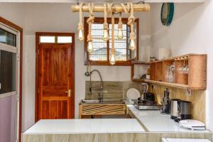 Η κουζίνα ή μικρή κουζίνα στο Kiamboni House +12 φωτογραφίες