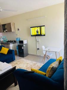 TV a/nebo společenská místnost v ubytování Shalimin Homes- Kilifi Seahorse road