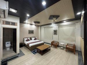 Ένα ή περισσότερα κρεβάτια σε δωμάτιο στο Rao Jagveer Home Stay