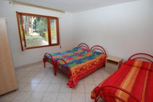 a bedroom with a bed and a window at Comfy apartment in Rosolina in Rosolina Mare