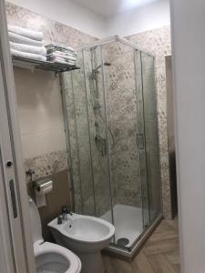 een badkamer met een douche, toilet en wastafel bij Home Maria in Napels +5 foto's