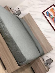 een grijze deken in een doos op een bed bij Home Maria in Napels