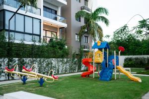 a playground in front of a building with slides at Pool & Gym - 10min Aeropuerto y HOMS - Dream Stay in Santiago de los Caballeros