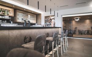 Salone o bar di Alpin Panorama Hotel Hubertus