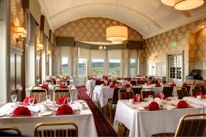 Reštaurácia alebo iné gastronomické zariadenie v ubytovaní Argyll Hotel
