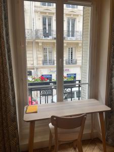 Cozy appartement near Opera and Galeries Lafayette Haussmann的阳台或露台