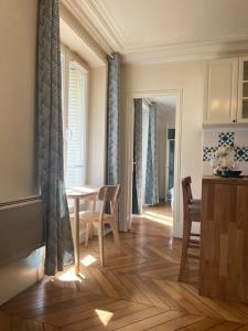 Cozy appartement near Opera and Galeries Lafayette Haussmann的休息区