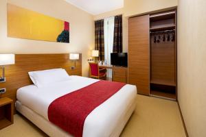 A bed or beds in a room at Hotel Parma & Congressi