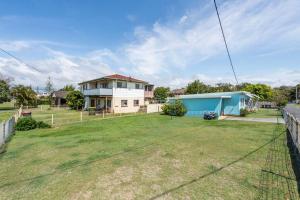 una imagen de una casa con un patio en Little Banksia 1 - LJHooker Yamba, en Yamba