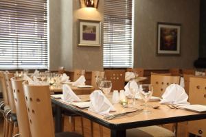 Reštaurácia alebo iné gastronomické zariadenie v ubytovaní Argyll Hotel