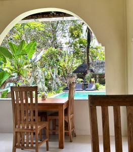 Bazén v ubytování Ubud Kerta City Hotel nebo v jeho okolí