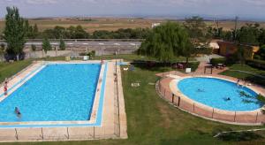 Vaizdas į baseiną apgyvendinimo įstaigoje Hotel Cuatro Calzadas arba netoliese