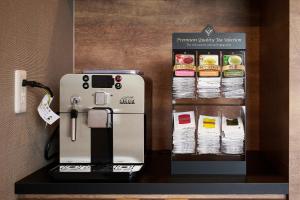HOTEL R9 The Yard Maebashi的咖啡和沏茶工具