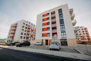 Un coche blanco aparcado delante de un edificio en Arad City Escape AFI Mall, en Arad