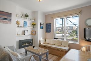 Μια τηλεόραση ή/και κέντρο ψυχαγωγίας στο Apartment Expansive Sea Views Private Parking