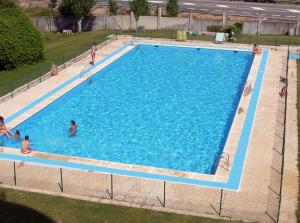 The swimming pool at or close to Hotel Cuatro Calzadas
