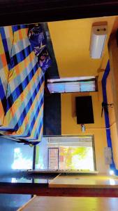 TV a/nebo společenská místnost v ubytování SANTOSH HOME STAY