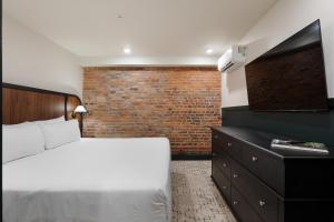 The Delegate Hotel客房内的一张或多张床位