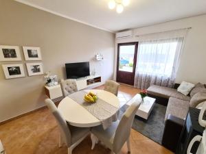 Televízia a/alebo spoločenská miestnosť v ubytovaní Cozy apartments Neda near the sea