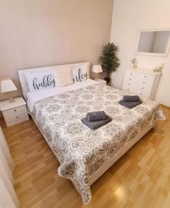 Posteľ alebo postele v izbe v ubytovaní Cozy apartments Neda near the sea