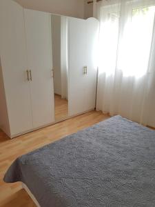Posteľ alebo postele v izbe v ubytovaní Cozy apartments Neda near the sea