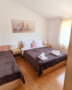 Posteľ alebo postele v izbe v ubytovaní Cozy apartments Neda near the sea