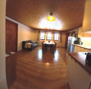 Kuchyň nebo kuchyňský kout v ubytování Rodinný apartmán Matěj v Krkonoších