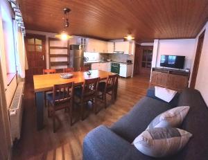 Kuchyň nebo kuchyňský kout v ubytování Rodinný apartmán Matěj v Krkonoších
