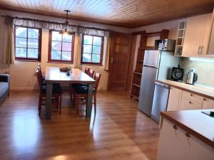 Kuchyň nebo kuchyňský kout v ubytování Rodinný apartmán Matěj v Krkonoších