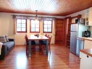 Kuchyň nebo kuchyňský kout v ubytování Rodinný apartmán Matěj v Krkonoších + 14 fotografií