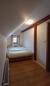 Postel nebo postele na pokoji v ubytování Rodinný apartmán Matěj v Krkonoších