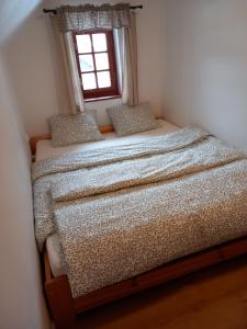 Postel nebo postele na pokoji v ubytování Rodinný apartmán Matěj v Krkonoších