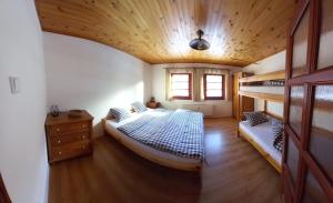 Postel nebo postele na pokoji v ubytování Rodinný apartmán Matěj v Krkonoších