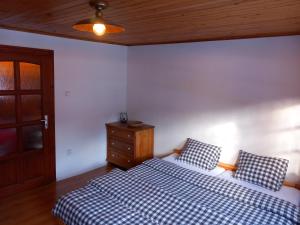 Postel nebo postele na pokoji v ubytování Rodinný apartmán Matěj v Krkonoších