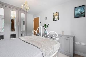 Postel nebo postele na pokoji v ubytování Modern Townhouse in Penryn with Private Parking + 43 fotografií