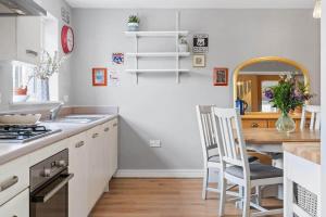 Kuchyň nebo kuchyňský kout v ubytování Modern Townhouse in Penryn with Private Parking