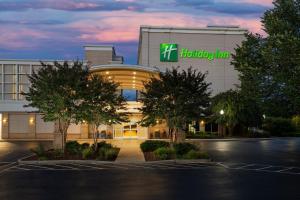 een ziekenhuis gebouw met een houstonium bord erop bij Holiday Inn Gaithersburg by IHG in Gaithersburg
