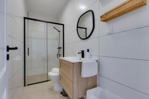 un bagno con lavandino, WC e specchio di Casa Maria Rota ad Aljezur