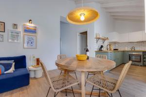 una cucina e una sala da pranzo con tavolo e sedie di Casa Maria Rota ad Aljezur Altre 10 foto