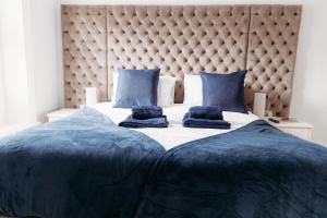 Postel nebo postele na pokoji v ubytování Beverley Town Centre luxury cottage