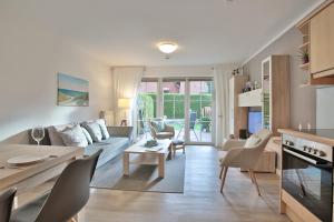ein Wohnzimmer mit Sofa und Tisch in der Unterkunft Residenz Alte Bergstraße Residenz Alte Bergstrasse Appartement 5 in Scharbeutz