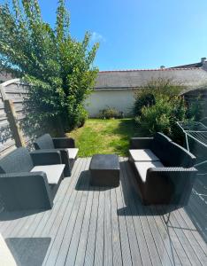 a patio with two couches and a table and sidx sidx sidx at MARNELLY Maison Ploemeur 4 adultes et 1 enfants avec jardin privatif exposé sud in Ploemeur