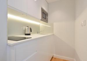 Kuchyň nebo kuchyňský kout v ubytování StayPrime Kensington Serviced Apartments