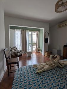 Khu vực ghế ngồi tại Gite Urbain Mafate Café